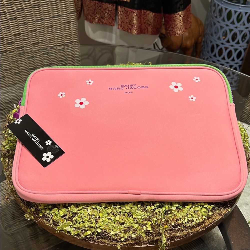 Marc Jacobs Cream and Pink Laptop Case & Round Pouch Set - Picture 6 of 6